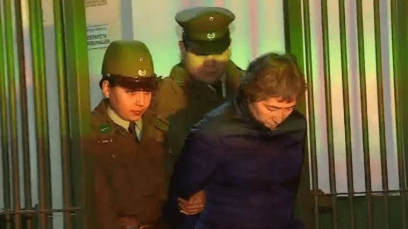 Quemó las manos de sus nietos por "robarle" un dólar