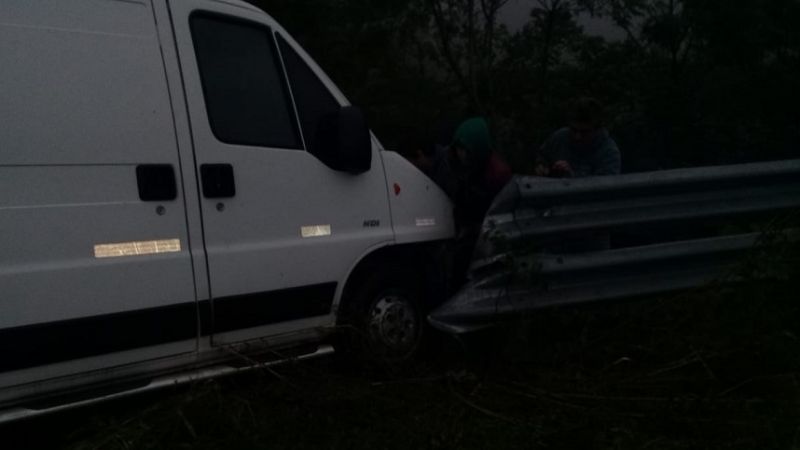 Por la niebla y la lluvia una combi salió de la calzada en El Totoral