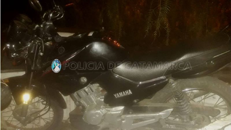 Arrestan a dos jóvenes que intentaron escapar en una moto sin papeles