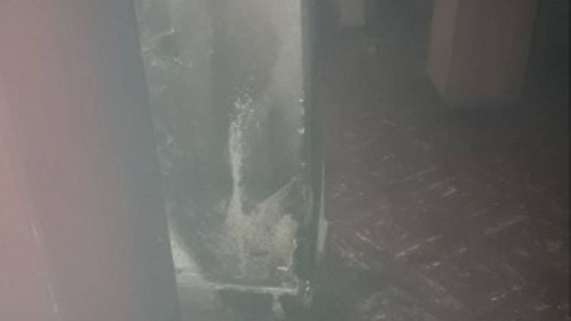 Mujer se descompensó al ver que se le incendiaba la casa