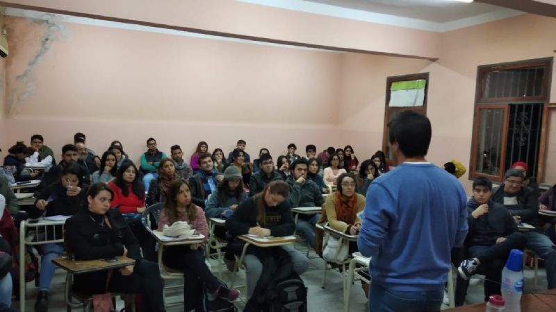 Amplia convocatoria en encuentro de Estética, Filosofía y series de TV