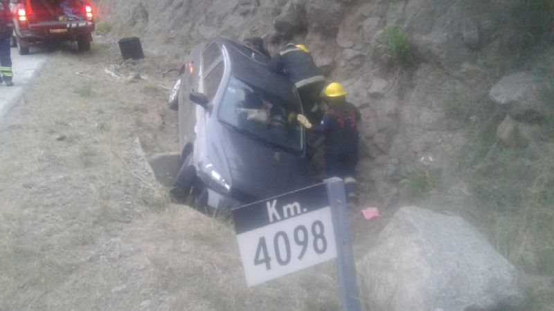 Perdió el control y quedó al costado de la quebrada en la ruta 40