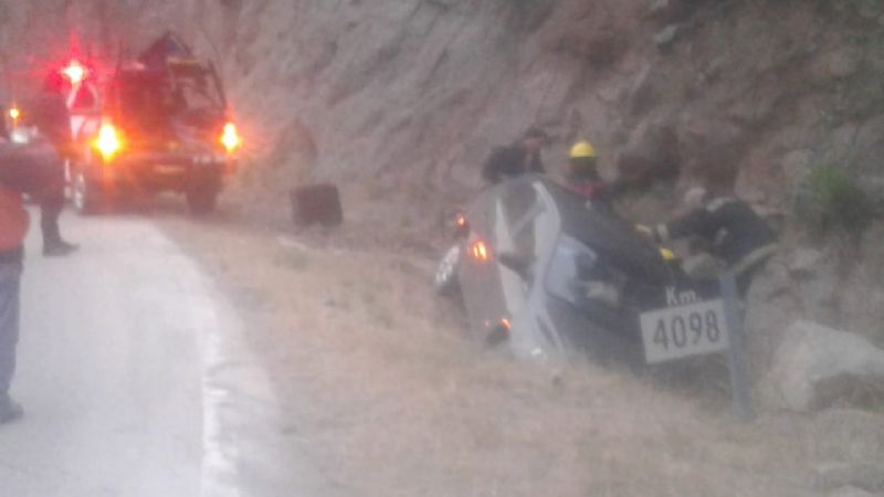 Perdió el control y quedó al costado de la quebrada en la ruta 40