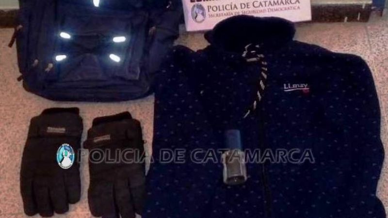 Atrapan a un ladrón con tres mochilas robadas de una cancha de hockey