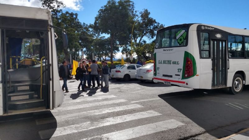 Protesta de colectiveros y taxistas