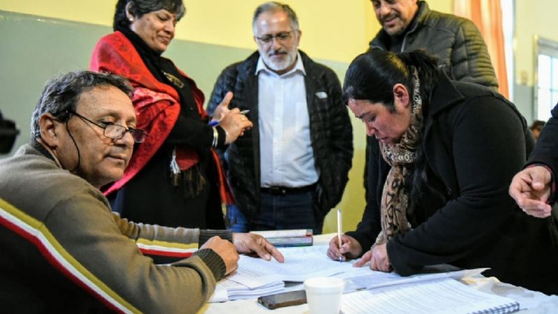 Precarizados de Belén firmaron sus contratos de empleo público