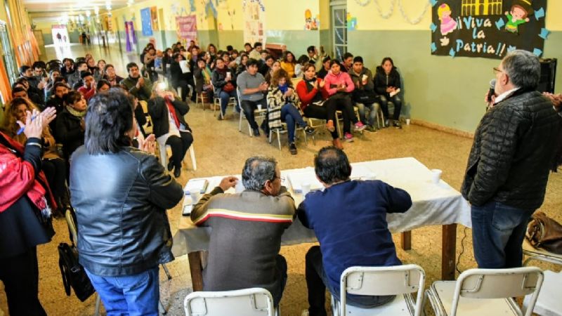 Precarizados de Belén firmaron sus contratos de empleo público