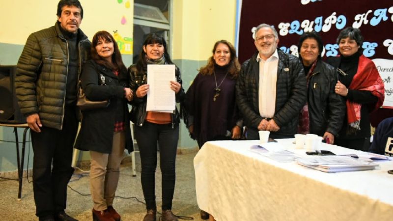 Precarizados de Belén firmaron sus contratos de empleo público