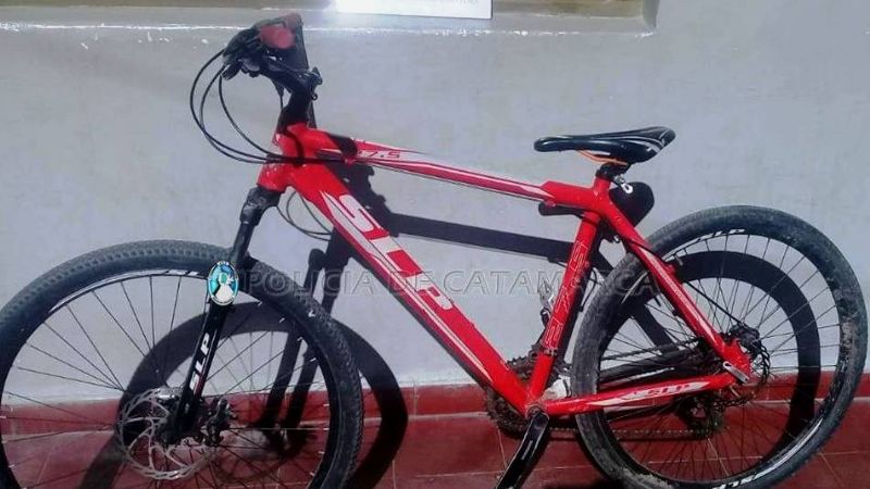 Paseaba en una bicicleta robada y los policías lo aprehendieron