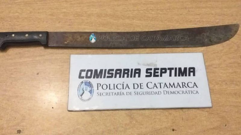 Lo atacó a machetazos