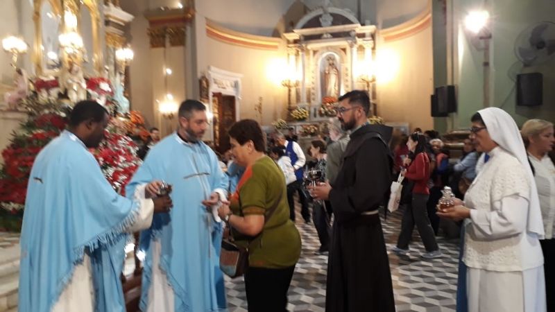 Homenaje de los consagrados a la Madre del Valle