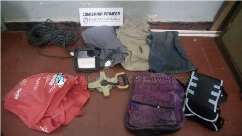 Robaron un televisor y herramientas de una camioneta