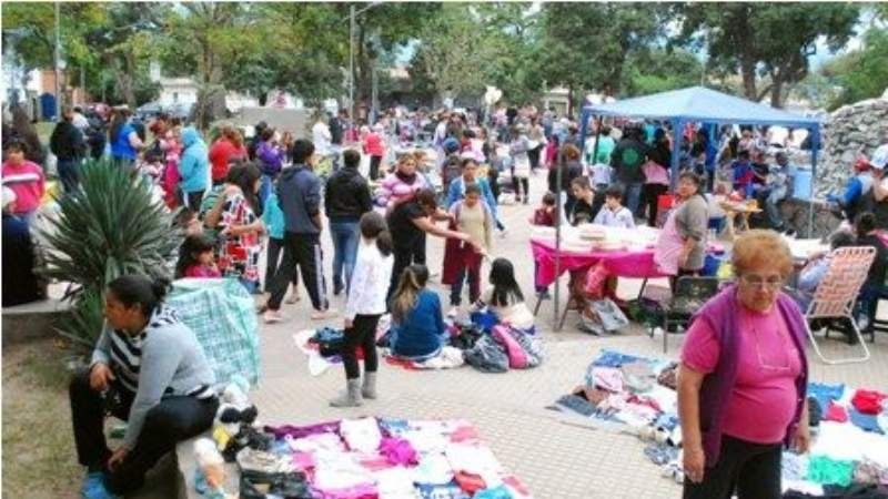 Una pareja intentó robar en la feria de la Plaza Virgen del Valle