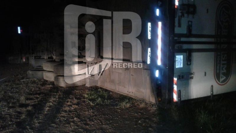 Volcó un camión repartidor de lácteos en la ruta 157