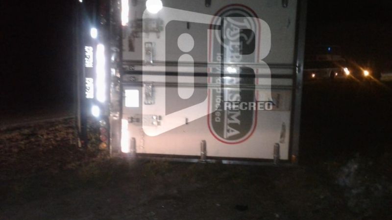 Volcó un camión repartidor de lácteos en la ruta 157