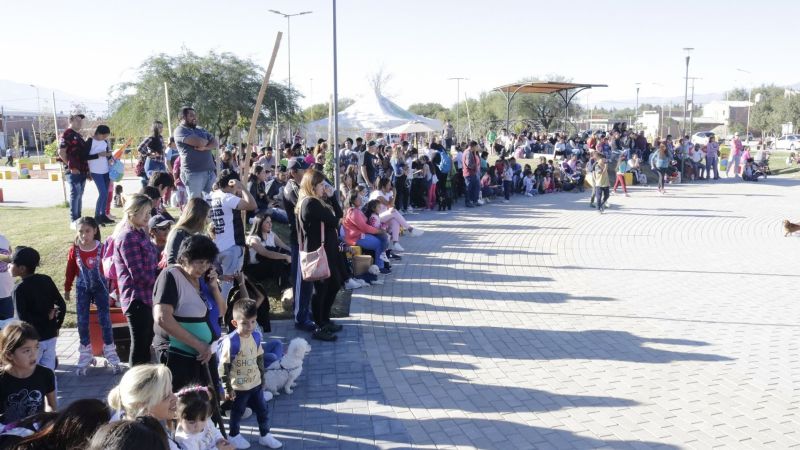Los santamarianos disfrutan a pleno de la Plaza de las Americas