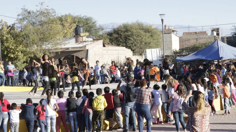 Los santamarianos disfrutan a pleno de la Plaza de las Americas