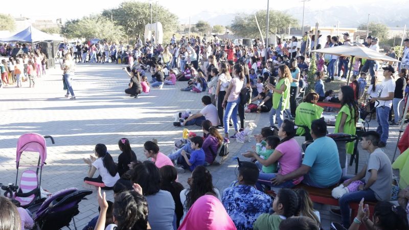 Los santamarianos disfrutan a pleno de la Plaza de las Americas
