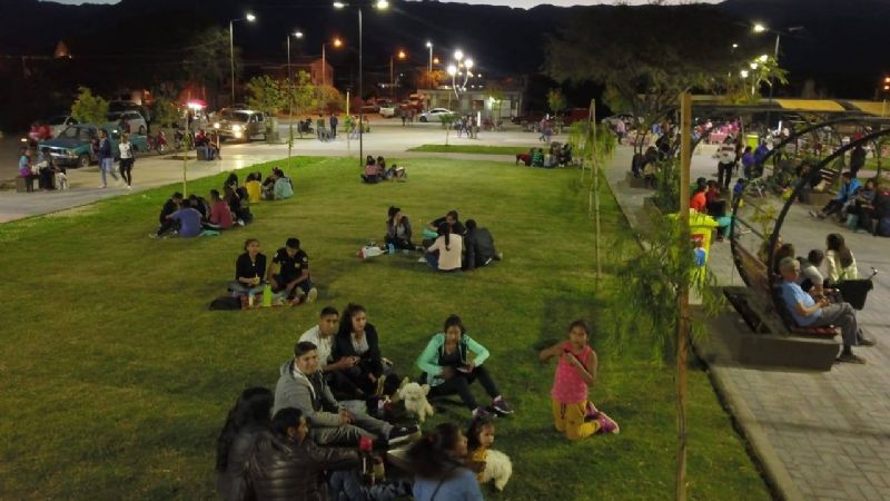 Los santamarianos disfrutan a pleno de la Plaza de las Americas