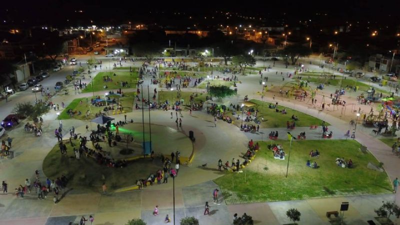 Los santamarianos disfrutan a pleno de la Plaza de las Americas