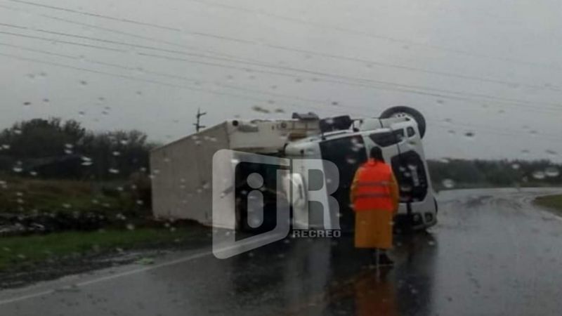 Otro camionero volcó en la ruta 157