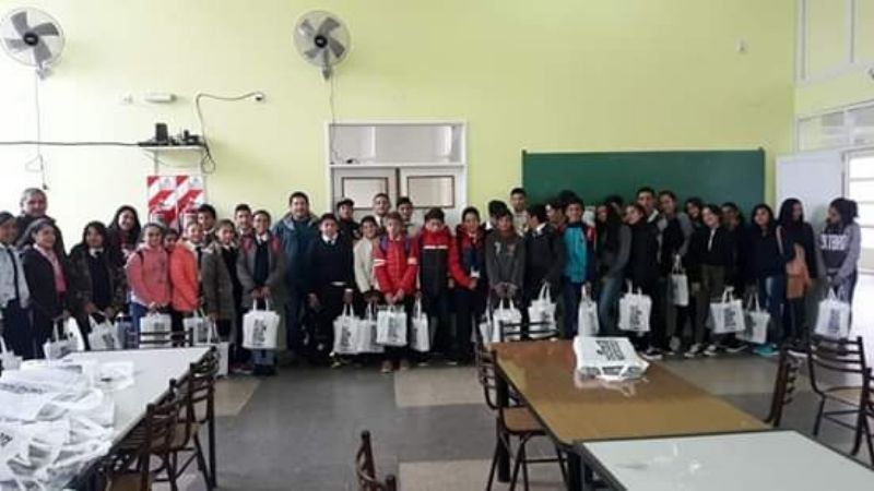 Finalizó la entrega de guardapolvos y kits escolares en El Alto