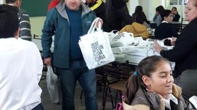 Finalizó la entrega de guardapolvos y kits escolares en El Alto