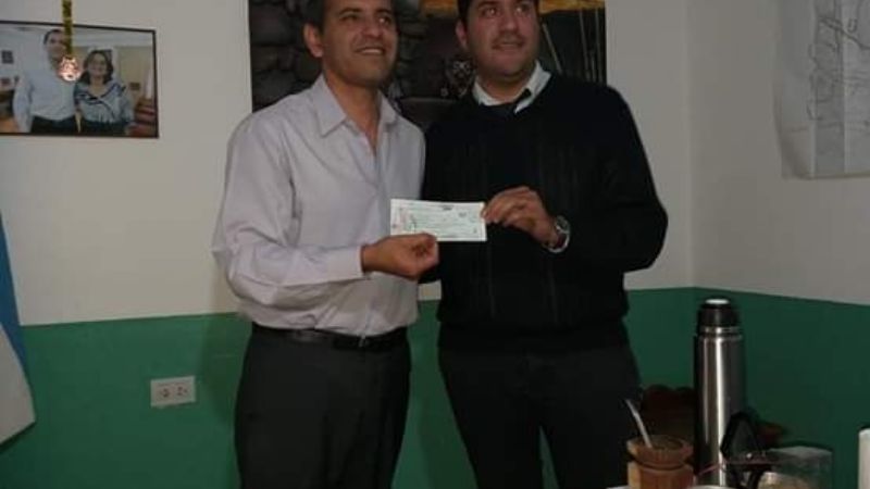 Aporte económico para la compra de buzos de egresados