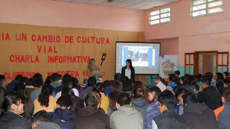 Capacitación en seguridad vial para docentes y alumnos de Santa Rosa