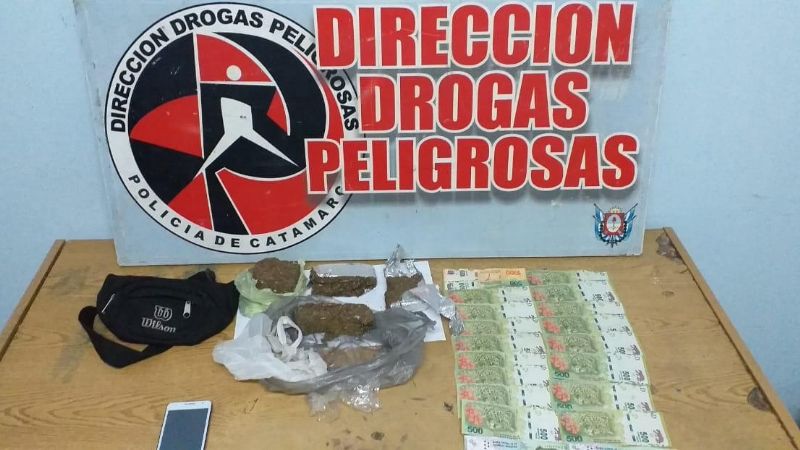 Detienen a dos personas y secuestran alrededor de 1 Kg. de marihuana