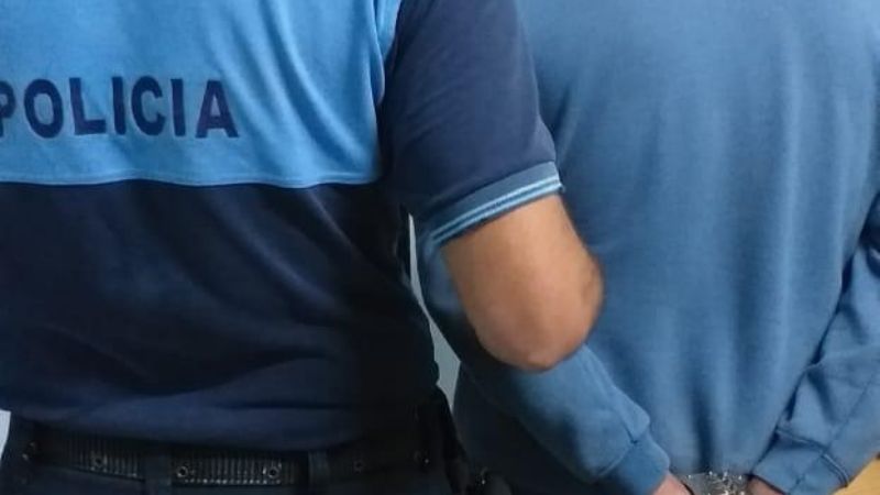 Detienen a dos personas y secuestran alrededor de 1 Kg. de marihuana