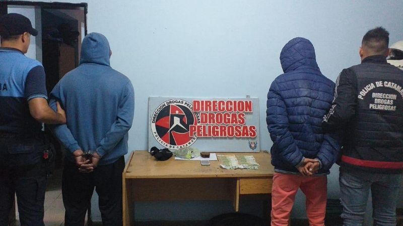Detienen a dos personas y secuestran alrededor de 1 Kg. de marihuana