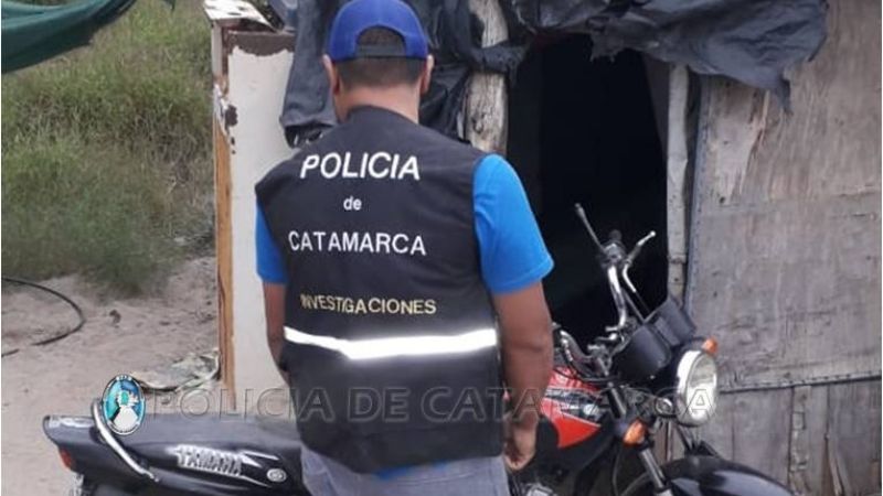 Encuentran una moto robada en una precaria vivienda