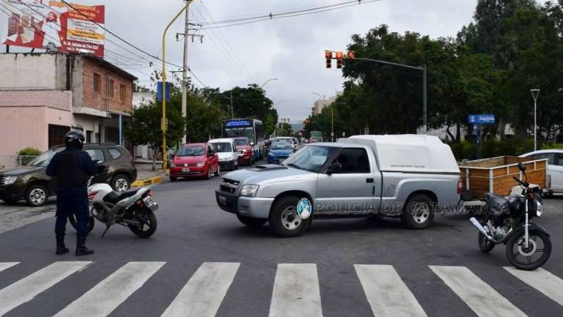 Una camioneta con carro chocó contra una moto