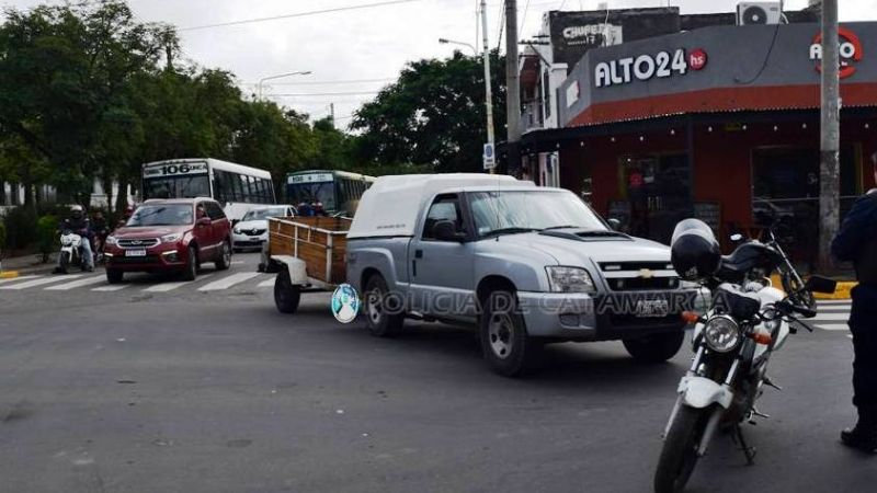 Una camioneta con carro chocó contra una moto