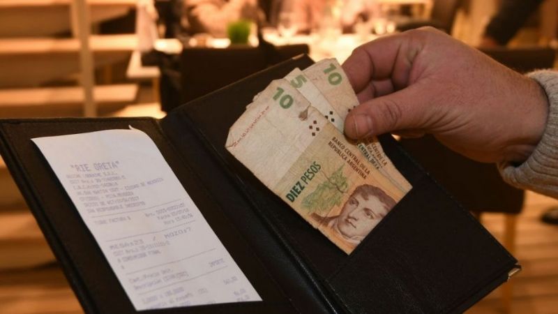 Piden una propina obligatoria del 18% de la cuenta