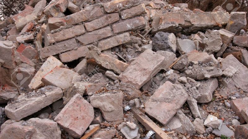 De su casa quedó solo escombros y la familia terminó en la calle