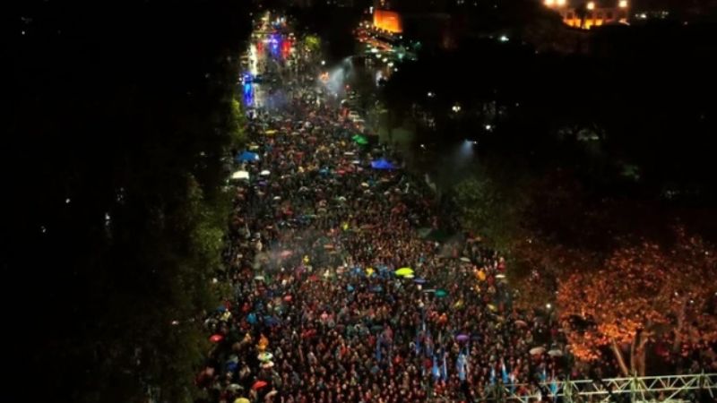 Bajo la lluvia, militantes respaldaron a Cristina y le pidieron que sea candidata