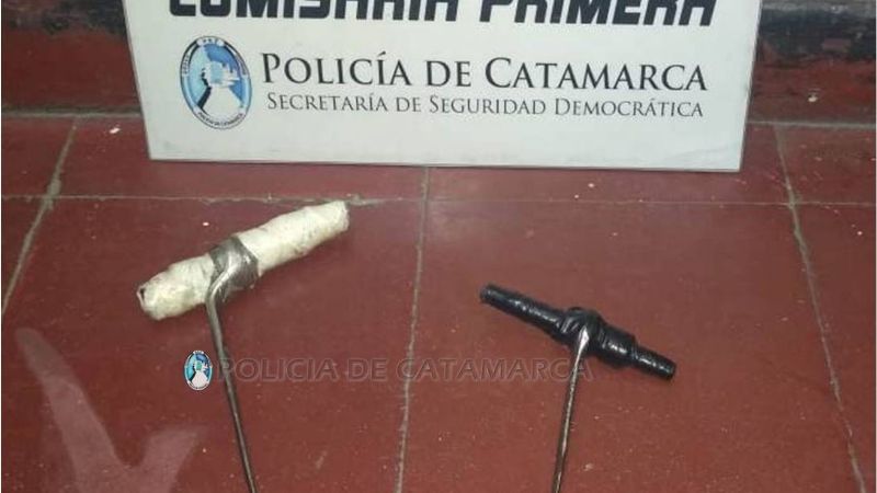 Arrestan a dos jóvenes con "espaditas"