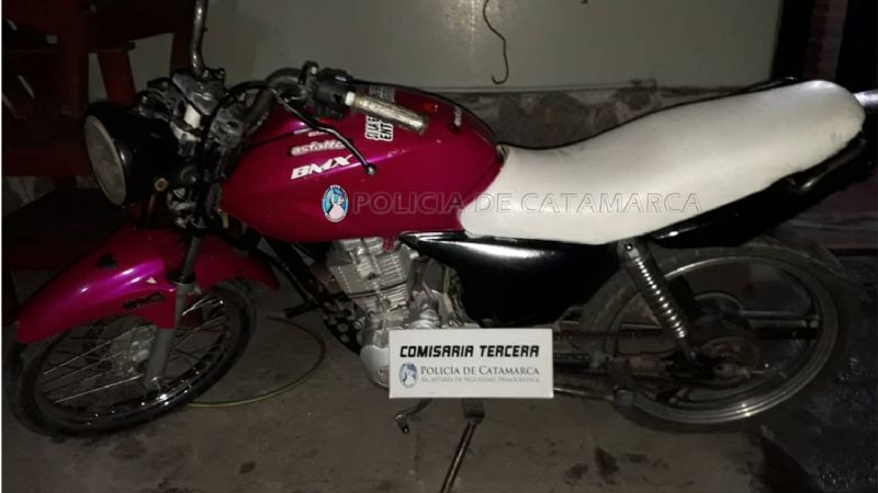 Abandonaron una moto en una persecución y los atraparon