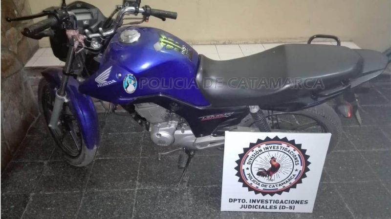 Sorprendieron a tres sujetos cobrando el rescate de una moto