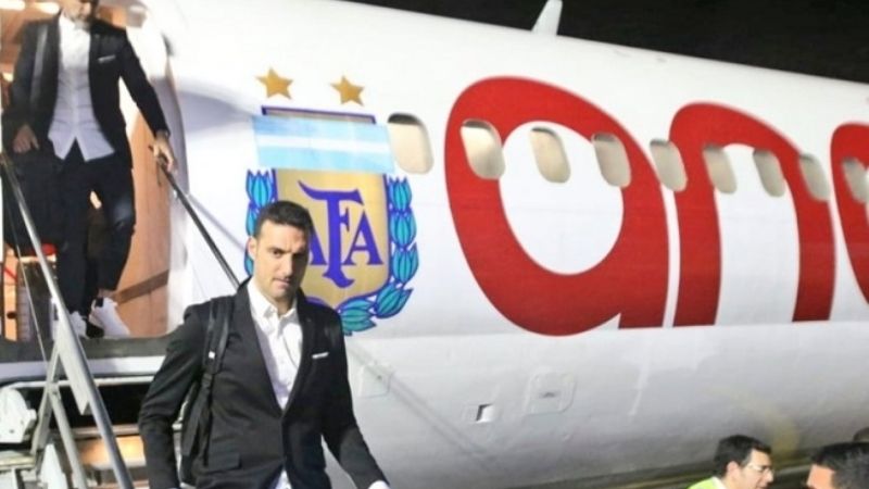 Estrenando “look casual”, la Selección viajó a Brasil