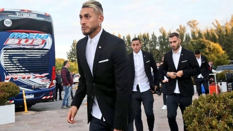 Estrenando “look casual”, la Selección viajó a Brasil