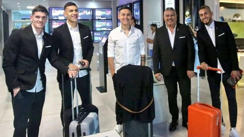 Estrenando “look casual”, la Selección viajó a Brasil