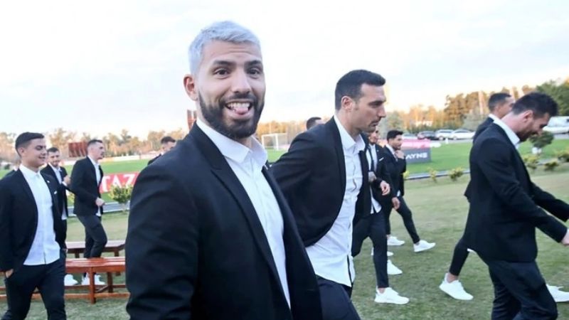 Estrenando “look casual”, la Selección viajó a Brasil