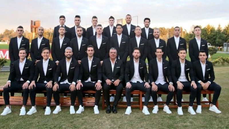 Estrenando “look casual”, la Selección viajó a Brasil