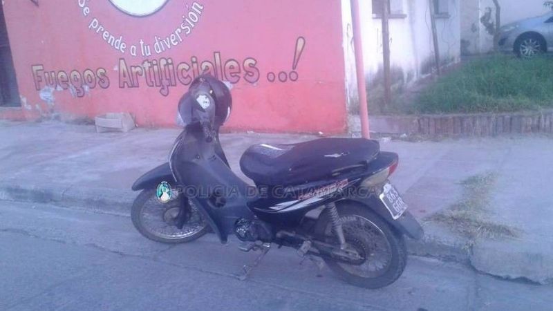 Mujer lesionada tras derrapar en una moto
