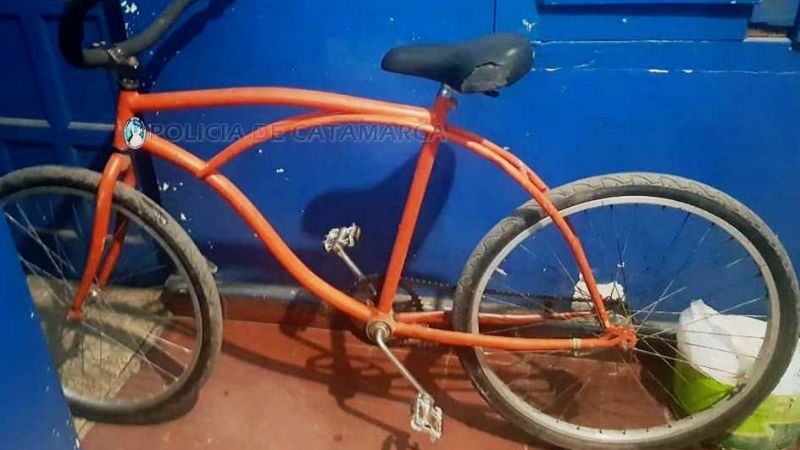 Escapó de policías y dejó abandonada una bicicleta