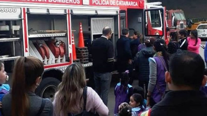 Docentes y alumnos visitaron el escuadrón de Bomberos