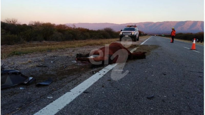 Catamarqueños protagonizaron un choque y vuelco en La Rioja